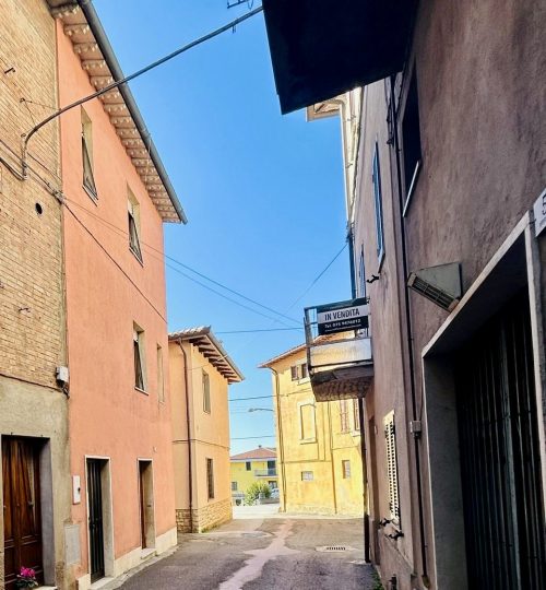 Nel Borgo di Due Santi: Cielo-Terra su Più Livelli, Abitazione nel Cuore del Centro