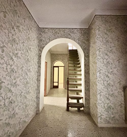 Palazzo Storico in Vendita nel Centro Storico: Ampi Spazi da Ristrutturare Vicino alla Piazza Principale