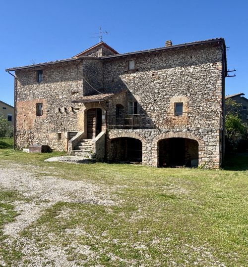 Casale in pietra da ristrutturare nel cuore di Grutti – ampi spazi, giardino e fascino autentico