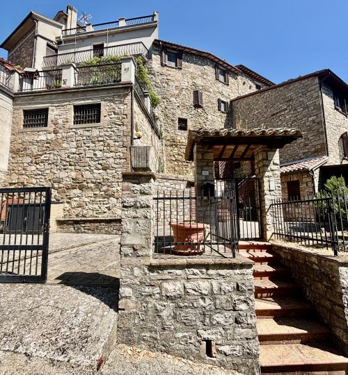 Affascinante casa in pietra in vendita a Doglio, Umbria – Abitazione su tre livelli con giardino privato