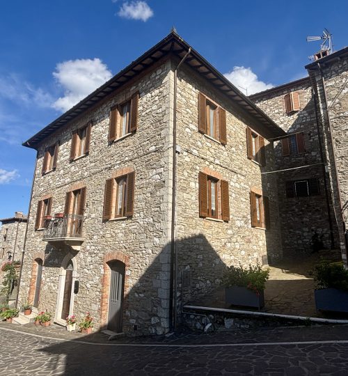 Affascinante casa in pietra nel borgo di Melezzole (Umbria) – In vendita dimora su tre livelli