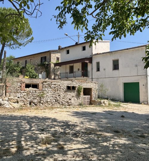 Umbria: Casa Indipendente con Terreno e Ulivi – Silenzio, Spazio e Paesaggi Unici