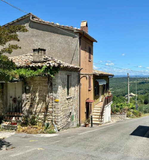 “Sky-to-ground house with garden in Collelungo di Baschi – Bright house, ideal for tourism investment”
