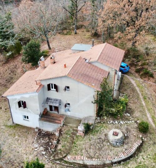 Todi, casale con terreno.