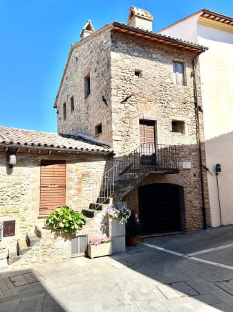 Caratteristico appartamento al grezzo a Massa Martana centro