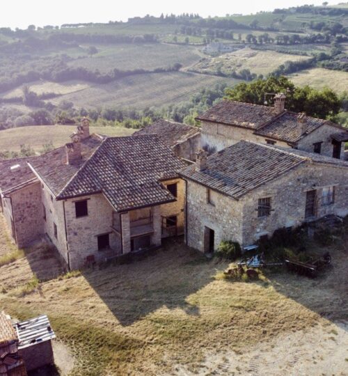 Panoramico casale da completare.