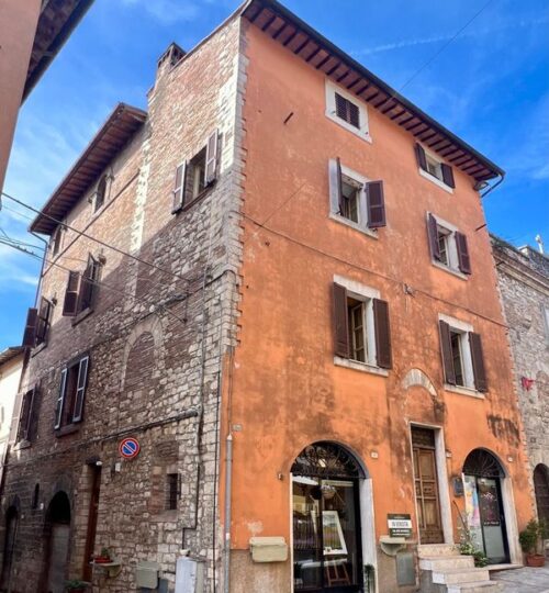 Todi centro storico, palazzetto cielo terra da ristrutturare.