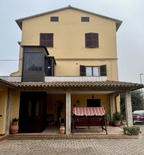 Semi indipendente con ampio giardino e garage