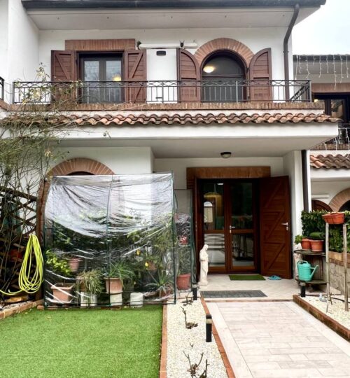 Todi, villetta a schiera.