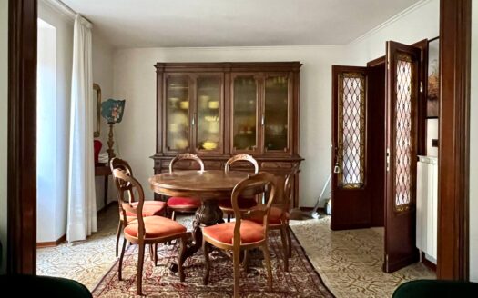 Todi centro, luminoso appartamento.