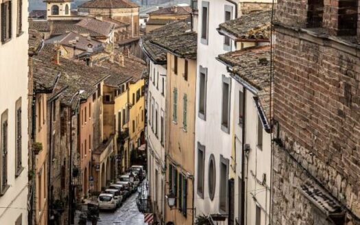 Appartamento con terrazza e balcone