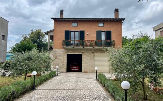 Casa indipendente con giardino