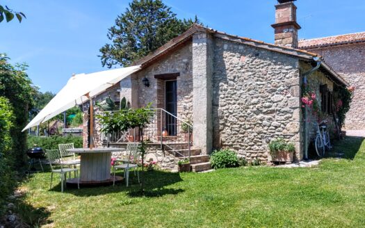 CHALET DI CAMPAGNA E MINI  SPA A MASSA MARTANA