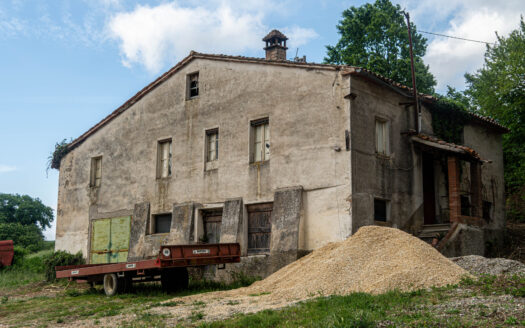 Casale da ristrutturare con annessi nella campagna di Todi