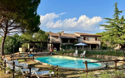 Caratteristico casale con piscina e parco