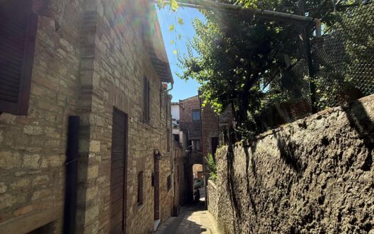 Vendesi cielo-terra in pietra nel centro storico di Todi
