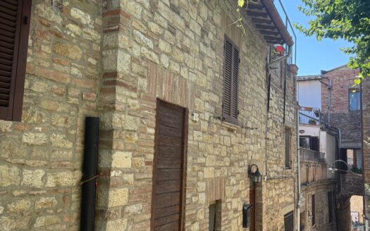 Palazzetto cielo-terra con terrazzo panoramico in centro